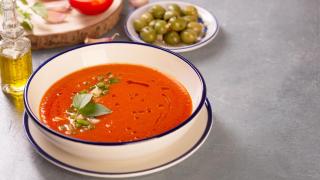 Ni pelar el pepino ni ponerle hielo: el sencillo truco para que el gazpacho no repita y sea muy refrescante