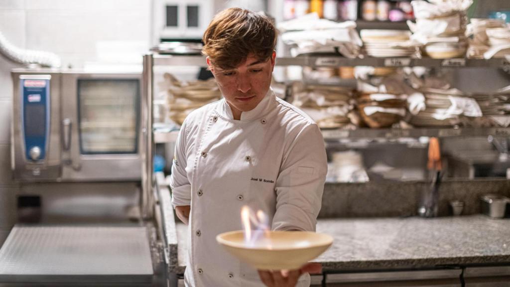 José María Borrás en la cocina de Amagatay.
