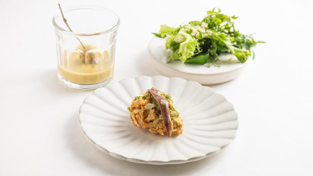 Rolas de crujiente de escarola con anchoa de Bakio.