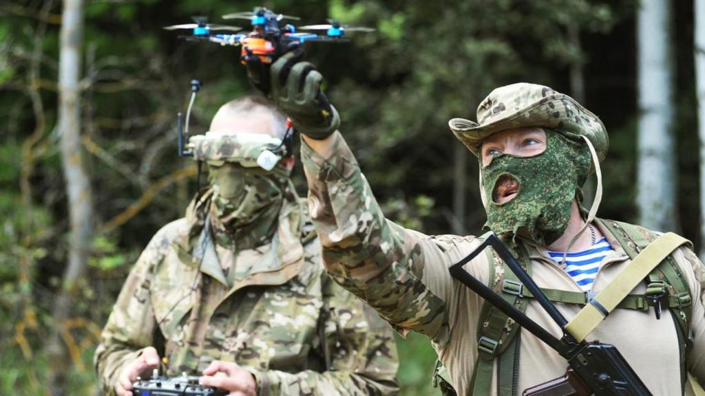 Soldados del Ejército ruso llevan a cabo ensayos de vuelo con drones FPV antes de desplegarlos en el área de operaciones en Ucrania.
