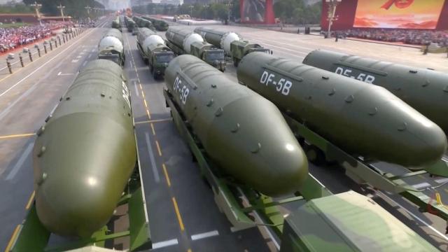 Misiles DF-5B durante un desfile militar en 2019