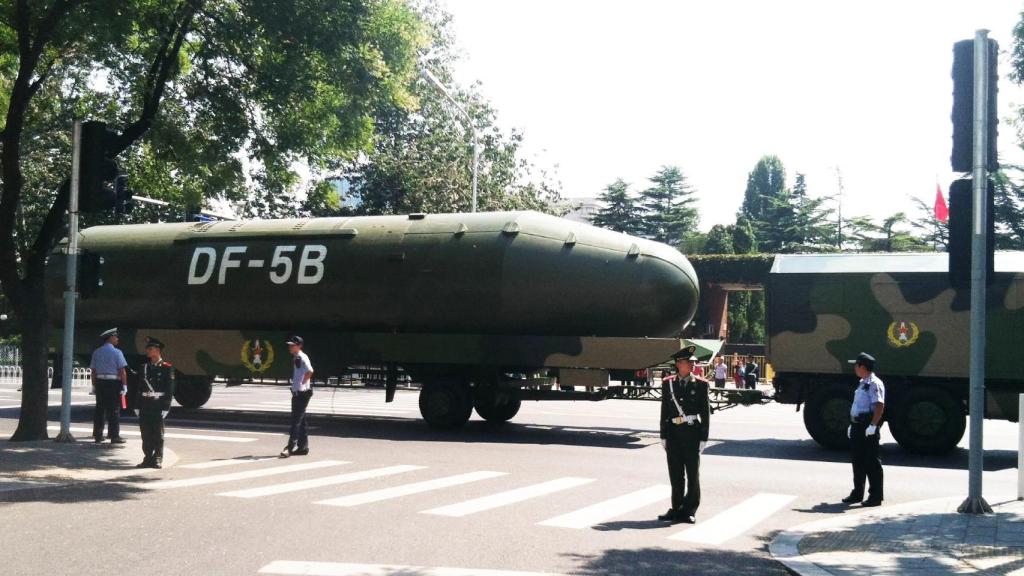 Un misil DF-5B durante un desfile militar en Pekín