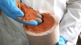 La mezcla de arcilla combinada tras ser tratada térmicamente, lista para su uso como sustituta del cemento.