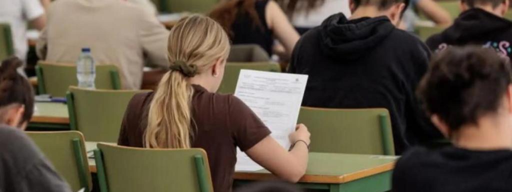 Alumnos durante el examen de acceso a la universidad.
