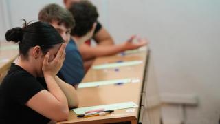 Una alumna en Sevilla en el primer día de Selectividad 2025.