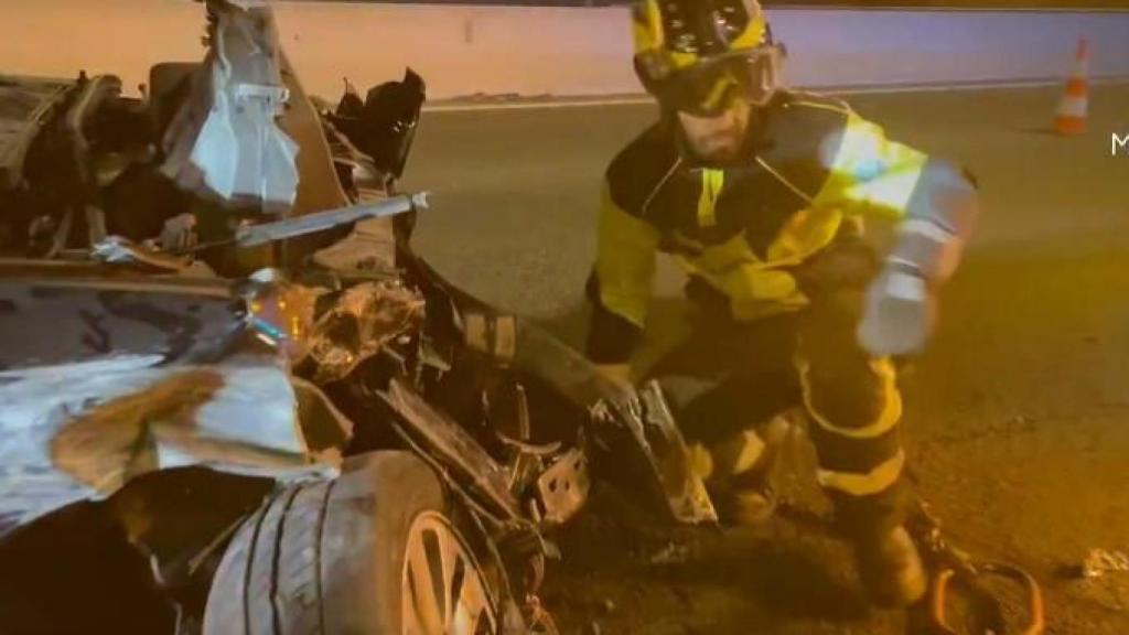 Bomberos Madrid retirando uno de los vehículos minutos después del accidente.