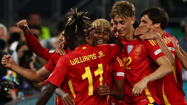 Huijsen y Lamine celebran un gol con Nico Williams.