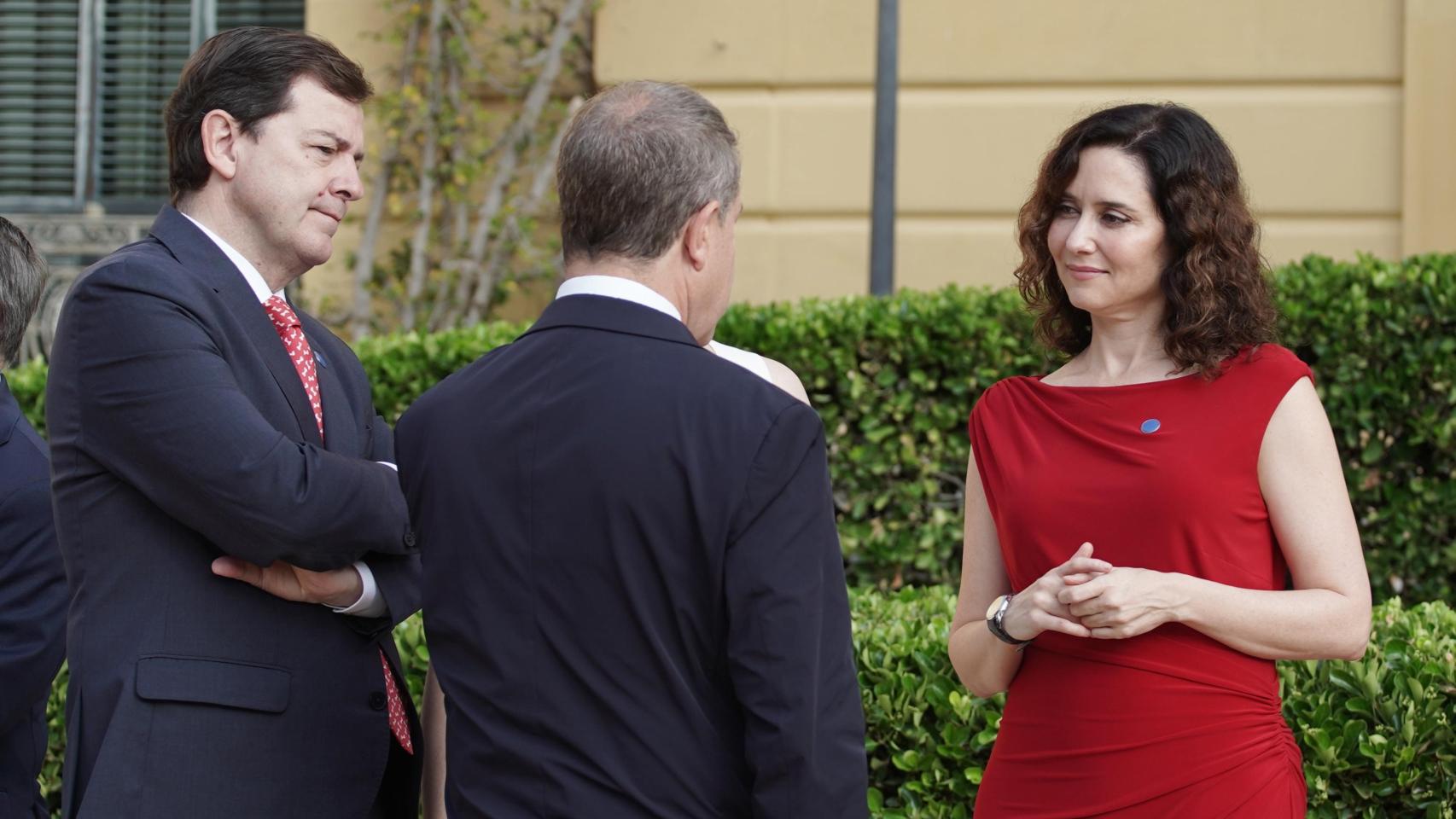 El presidente de la Junta, Alfonso Fernández Mañueco (PP), charla junto a el presidente de Castilla-La Mancha, Emiliano García-Page (PSOE), y la presidenta de Madrid, Isabel Díaz Ayuso (PP), antes de la XXVIII Conferencia de Presidentes