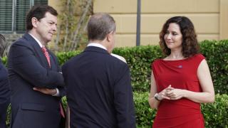 El presidente de la Junta, Alfonso Fernández Mañueco (PP), charla junto a el presidente de Castilla-La Mancha, Emiliano García-Page (PSOE), y la presidenta de Madrid, Isabel Díaz Ayuso (PP), antes de la XXVIII Conferencia de Presidentes