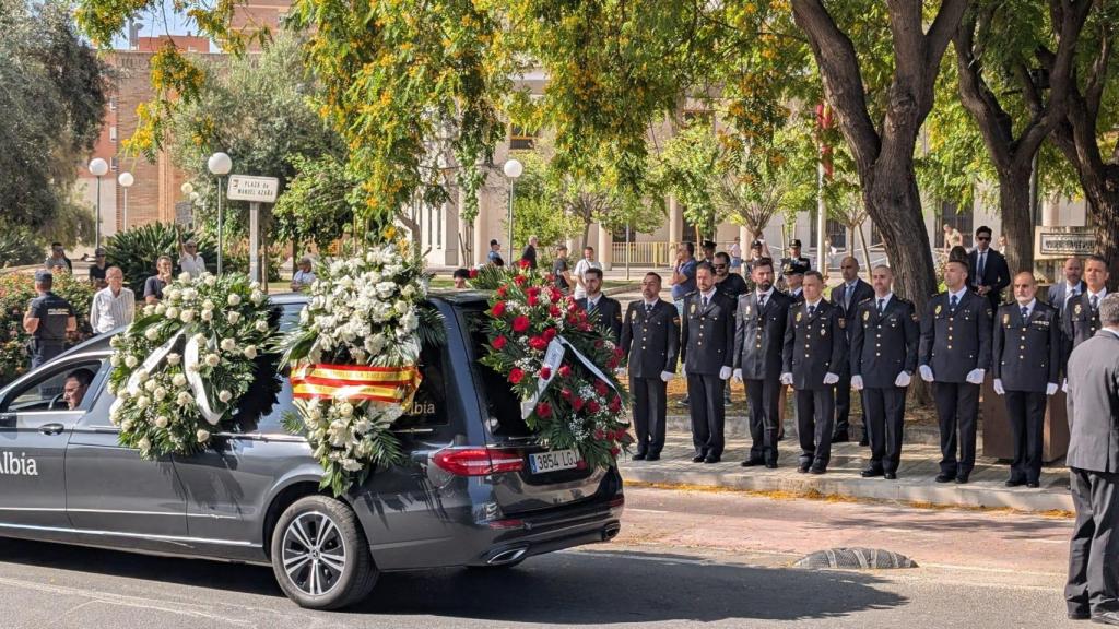 Imagen del coche fúnebre con los restos mortales de Antonio Ramos Pérez.