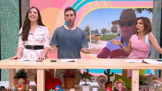 Inés Hernand, Aitor Albizua y María Patiño, en 'La familia de la tele'.