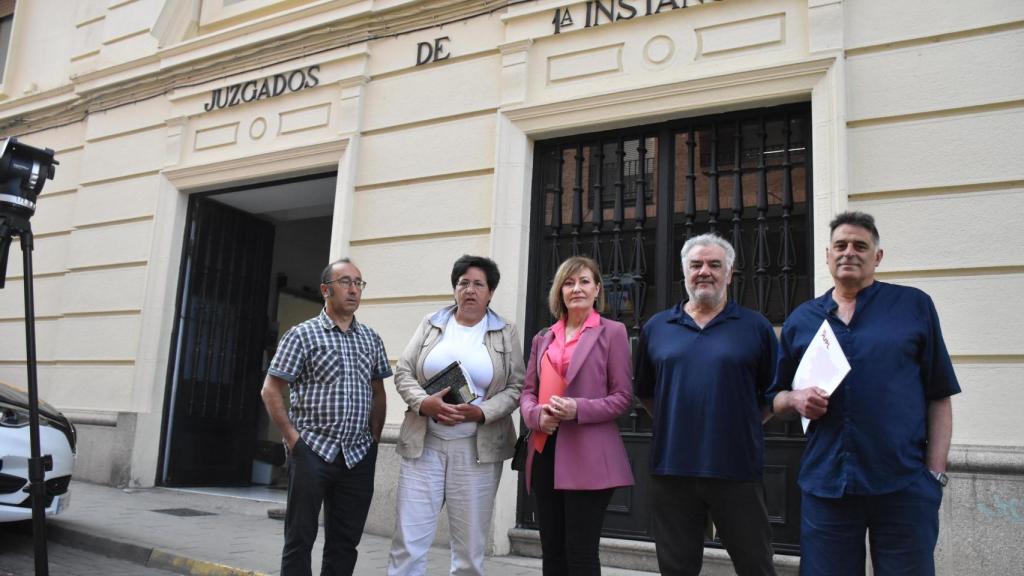 Los representantes de las asociaciones y UPL que presentan la denuncia y la abogada que la ha redactado