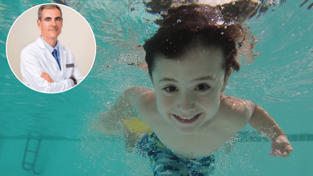 Montaje de un niño en la piscina y el doctor Jorge Navalón.