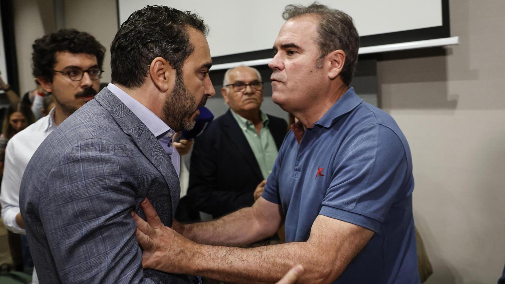 El empresario Javier Pérez Dolset detiene a Víctor de Aldama cuando se dirigía hacia Leire Díez, tras la rueda de prensa de esta el pasado miércoles.