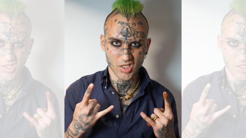 Joel García, con esquizofrenia paranoide, cobra una pensión por incapacidad permanente.