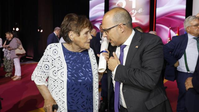 Julia Guindo y Pablo Bellido, presidente de las Cortes de Castilla-La Mancha.
