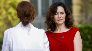 Mónica García e Isabel Díaz Ayuso en el momento de su encontronazo.