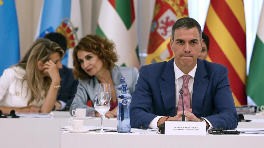 Yolanda Díaz, María Jesús Montero y Pedro Sánchez, este viernes durante la Conferencia de Presidentes que se celebra en Barcelona.