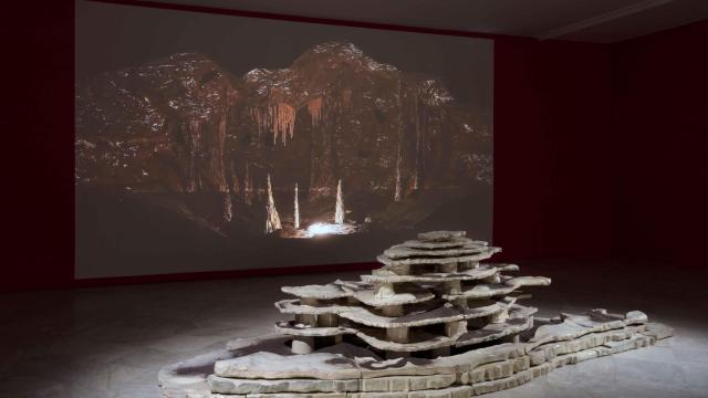 Vista general de la exposición con las pieza de cerámica 'Canta una piedra', 2025 y el film 'Nekya, una película de río' (2023). Foto: Pepe Morón / CAAC