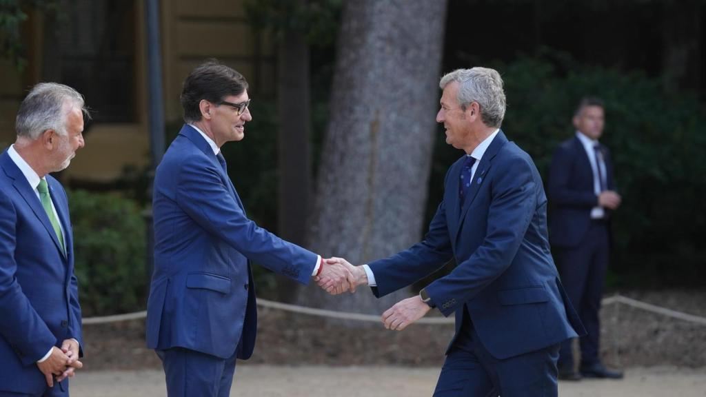 Salvador Illa y Alfonso Rueda se saludan antes de la Conferencia de Presidentes.