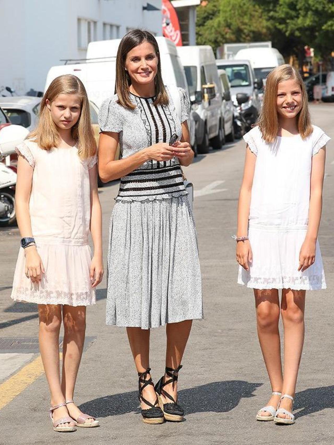 La reina Letizia junto a la princesa Leonor y la infanta Sofía, en 2018.