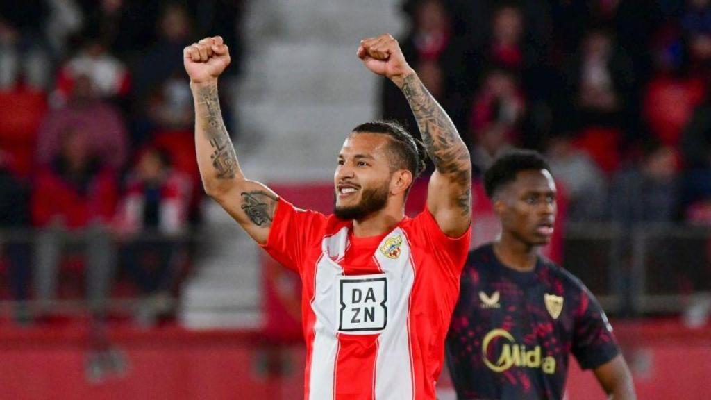 Luis Suárez celebra un gol con el Almería.