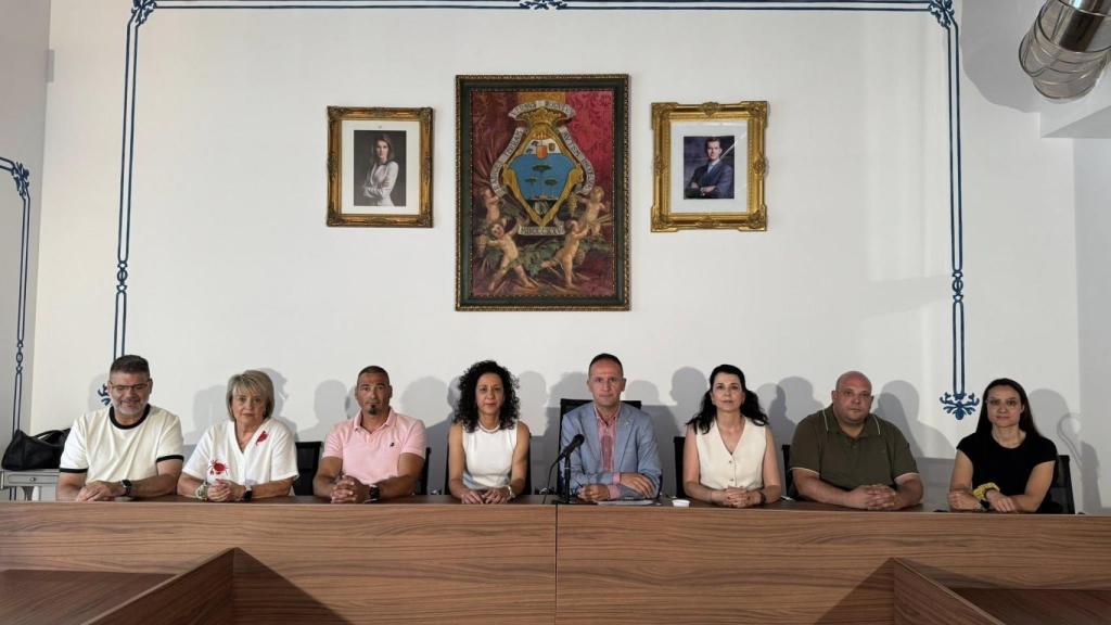 Lazaro Azorín, centro, en el salón de plenos del Ayuntamiento de El Pinós.