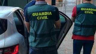 Guardia Civil con un detenido