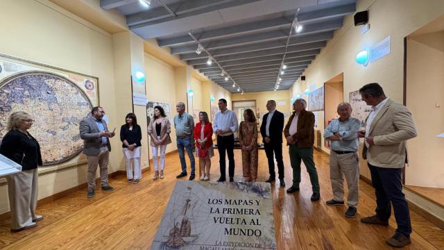 El alcalde de Tordesillas, Miguel Ángel Oliveira, dedica unas palabras a los asistentes en la apertura de la exposición