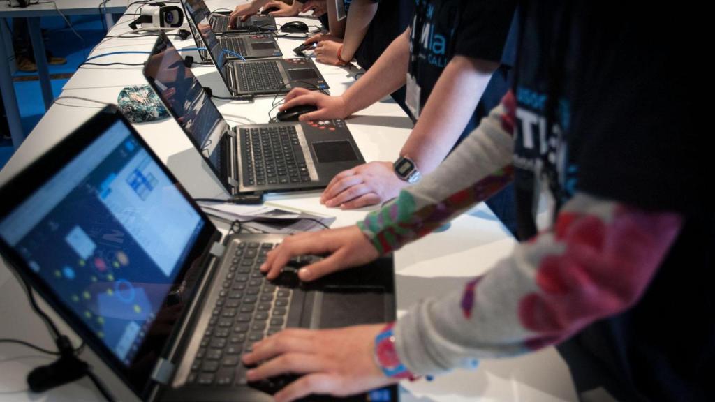 Imagen de alumnos con ordenadores.