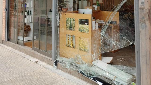 Un ladrón reincidente actúa de madrugada y se lleva la caja de una peluquería en A Coruña