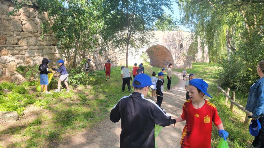 Recogida de basura en Zamora organizada por Aquona y el colegio Santísima Trinidad