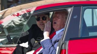 Elon Musk y Donald Trump promocionando un coche Tesla en la Casa Blanca el pasado marzo.