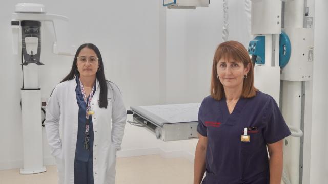 Las antropólogas forenses Anahí Domínguez Marrero (i) y Diana García Bardeci (d) posan para la cámara de EL ESPAÑOL en el interior del Instituto de Medicina Legal de Las Palmas, donde lideran la Unidad de Estimación Forense de la Edad (UEFE).