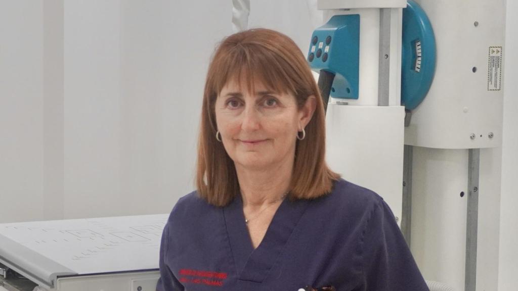 Las antropólogas forenses Anahí Domínguez Marrero (i) y Diana García Bardeci (d) posan para la cámara de EL ESPAÑOL en el interior del Instituto de Medicina Legal de Las Palmas, donde lideran la Unidad de Estimación Forense de la Edad (UEFE).