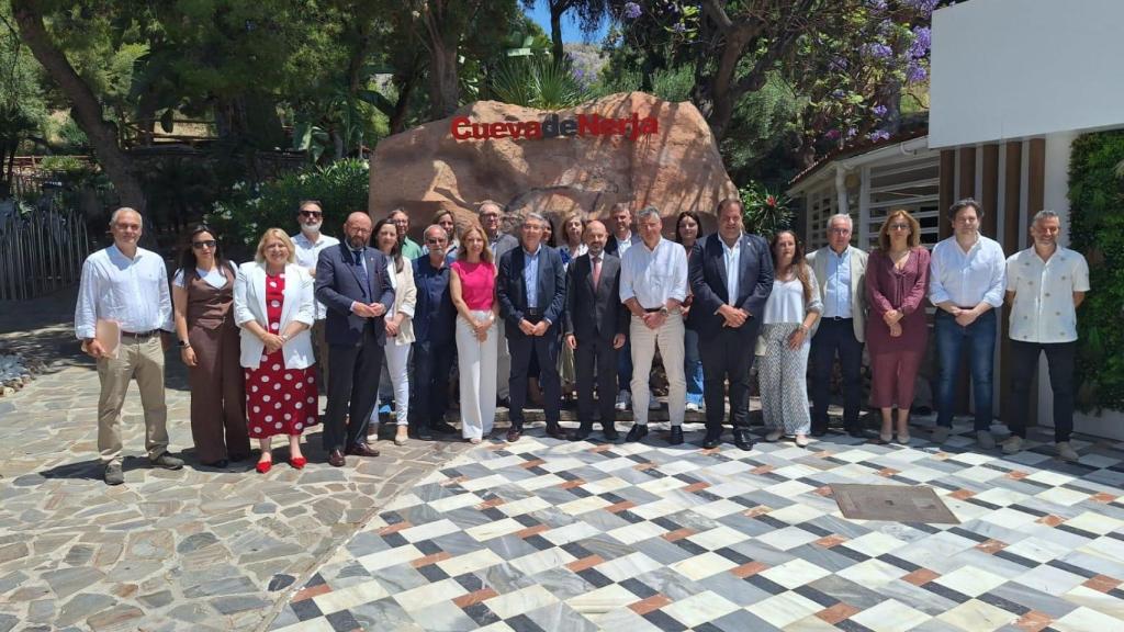 Los asistentes a esta primera reunión, celebrada en la Cueva de Nerja.