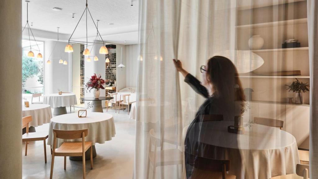 Montse Abellà en uno de los salones del restaurante