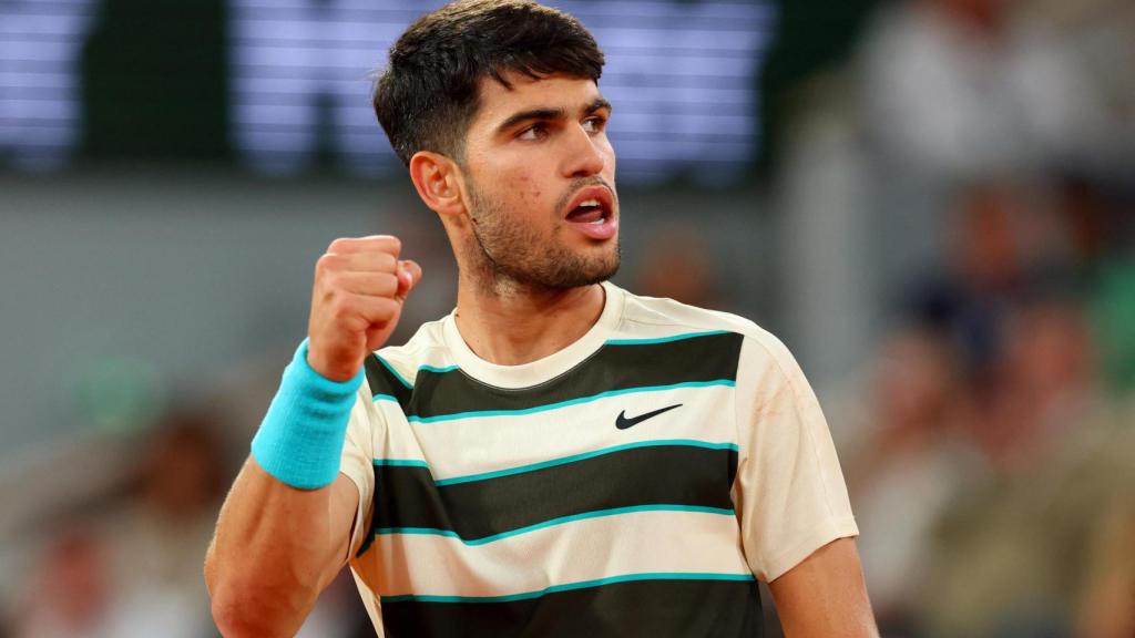 Alcaraz celebra un punto ante Lorenzo Musetti.