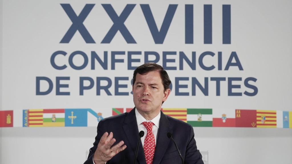 El presidente de la Junta, Alfonso Fernández Mañueco, durante su intervención en la rueda de prensa posterior a la Conferencia de Presidentes