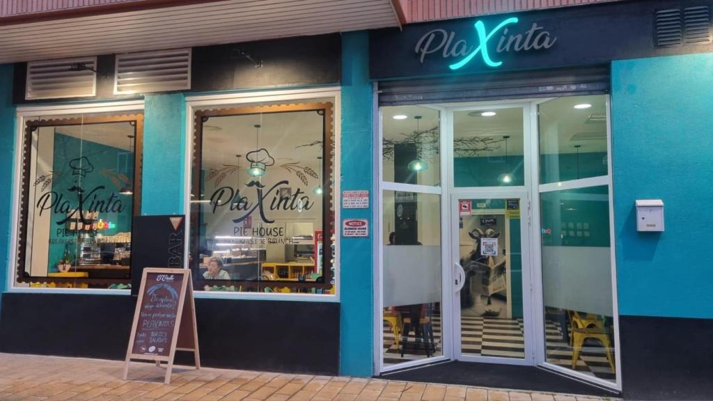 Fachada exterior de la cafetería.