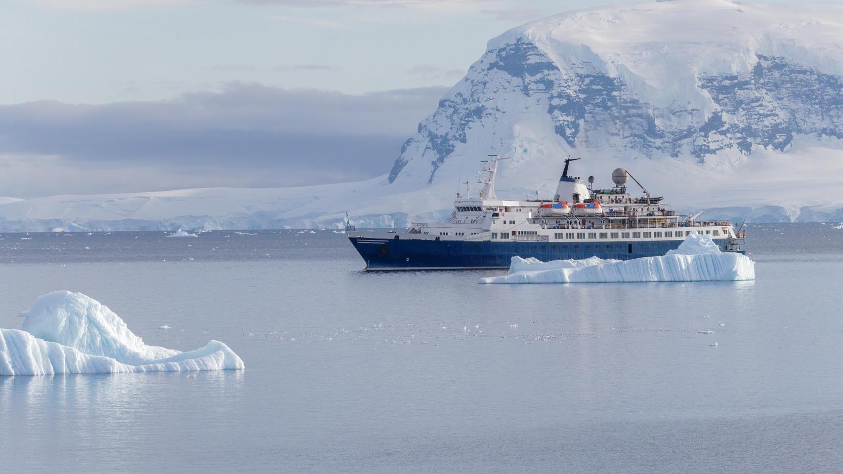 Un crucero a su paso por la Antártida.