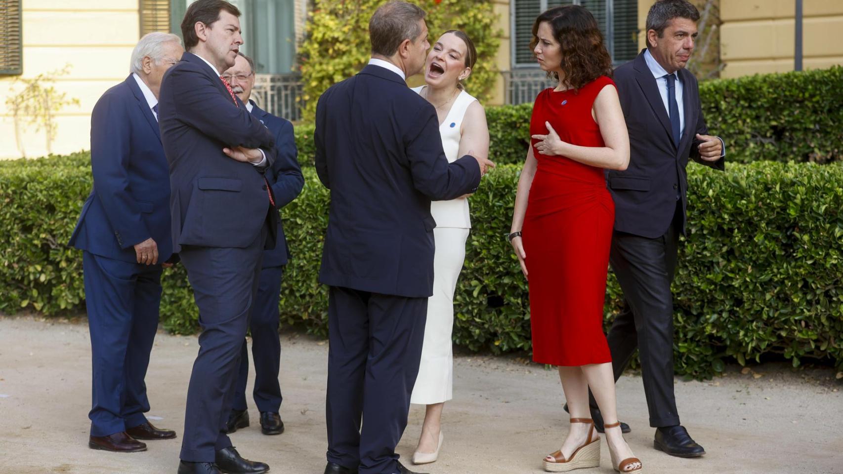 Emiliano García Page, de espaldas, habla con Isabel Díaz Ayuso.