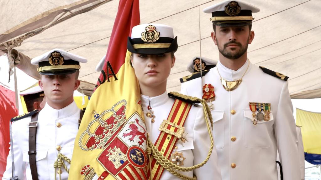 Leonor de Borbón y Ortiz, fotografiada junto a compañeros del buque Juan Sebastián Elcano en Nueva York.