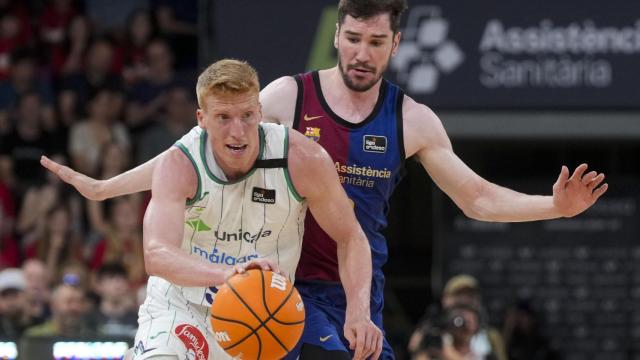 Alberto Díaz, presionado por Darío Brizuela en el partido.