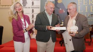 El escritor asturiano Rubén González Tuero ha recogido este viernes en Valladolid el 72º Premio de Novela Ateneo de manos del alcalde