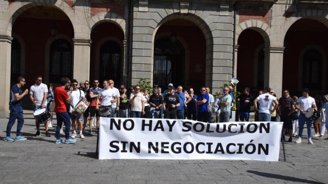 Policías y bomberos protestan ante el Ayuntamiento de Zamora