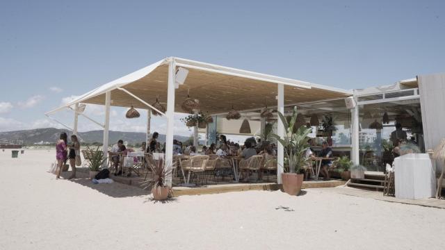 El chiringuito a pie de playa en Zahara de los atunes donde el arroz es el rey del verano: en su punto y sin espera eternas