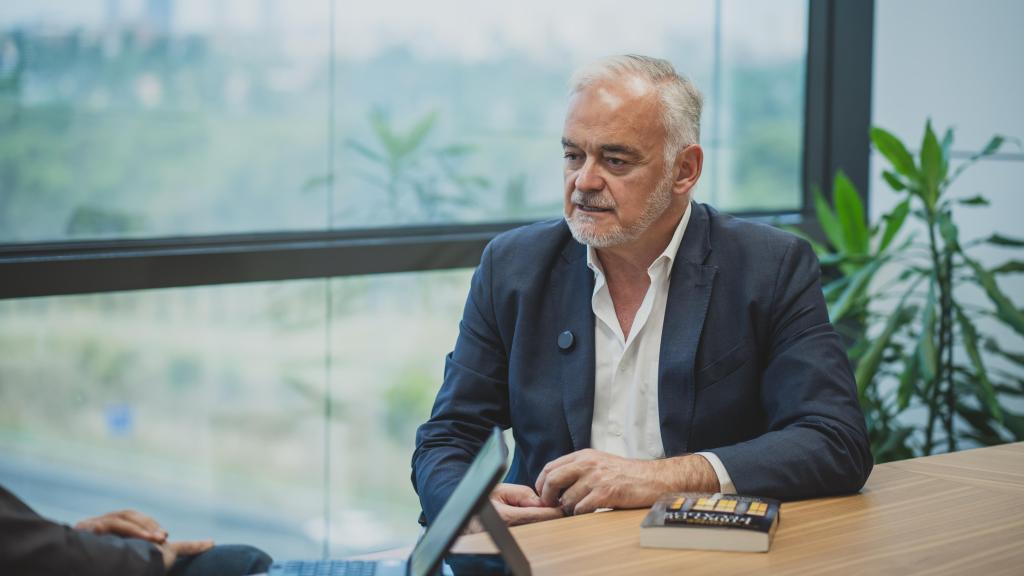 Esteban González Pons, autor de 'Libro de Pecados (Espasa) y vicepresidente de la Eurocámara, durante su entrevista con EL ESPAÑOL.