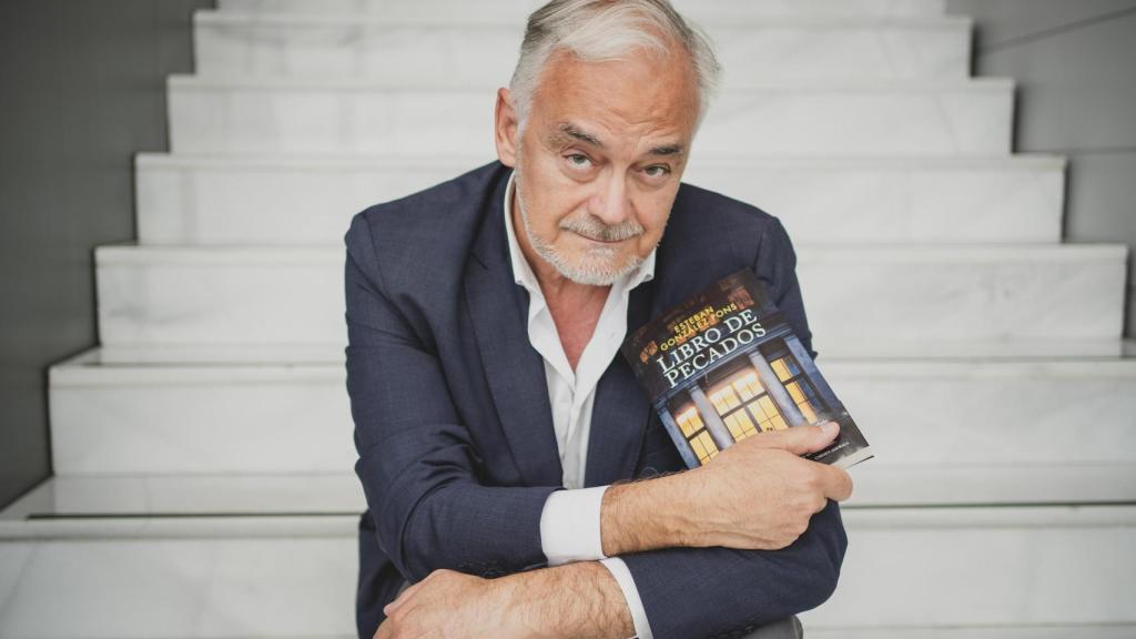 El novelista y político Esteban González Pons, con su última obra, 'Libro de Pecados' (Espasa), antes de la entrevista.