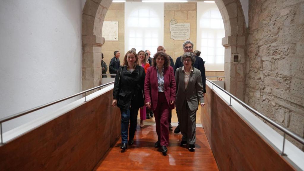 La alcaldesa de Santiago inaugura la pasarela de unión en San Domingos de Bonaval.